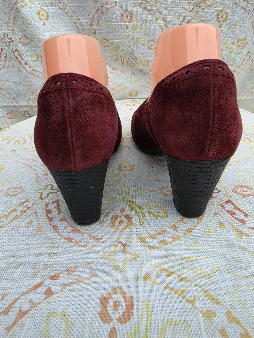 Clarks Artisan Women’s 8.5 Burgundy Suede Patent Cap Toe Mary Jane Heels